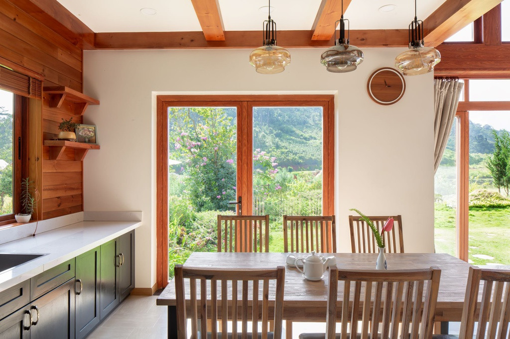 Tương tự, tất cả các phòng đều được thiết kế đón sáng tự nhiên với các ô cửa lớn, tạo cảm giác rộng và thoáng hơn.