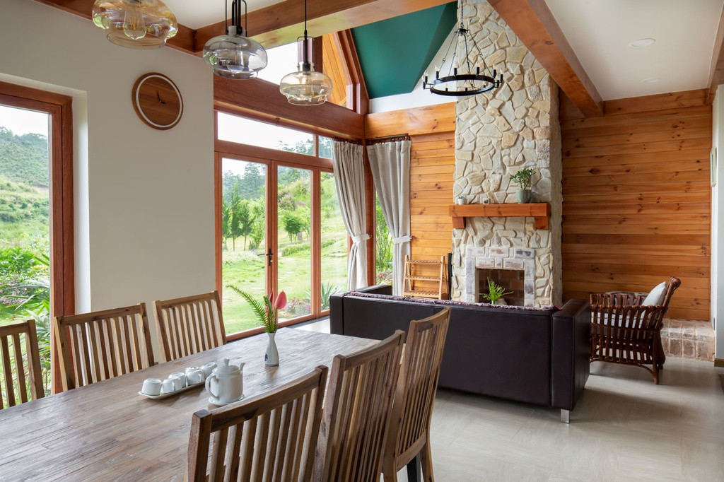 Tất cả các phòng đều có cửa sổ cao và rộng, nhìn thẳng ra thung lũng, sườn đồi.