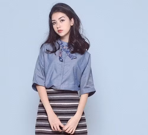 Caitlin sở hữu vẻ đẹp hút hồn, hiện đại mang phong cách thời trang trẻ trung, bắt mắt.