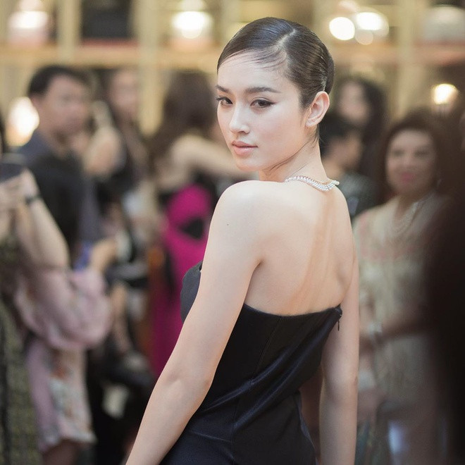  Nong Poy sinh năm 1986, đăng quang Hoa hậu Chuyển giới Quốc tế năm 2004. Sau 16 năm, cô vẫn được coi là mỹ nhân chuyển giới xinh đẹp nhất Thái Lan nói riêng và thế giới nói chung. Nong Poy phẫu thuật chuyển giới khi bước sang tuổi 17.