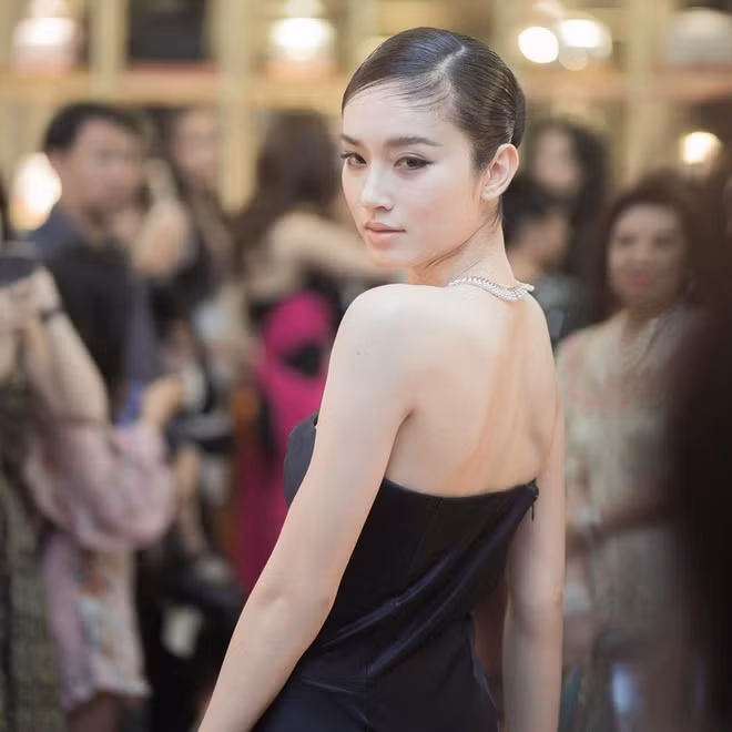  Nong Poy sinh năm 1986, đăng quang Hoa hậu Chuyển giới Quốc tế năm 2004. Sau 16 năm, cô vẫn được coi là mỹ nhân chuyển giới xinh đẹp nhất Thái Lan nói riêng và thế giới nói chung. Nong Poy phẫu thuật chuyển giới khi bước sang tuổi 17.