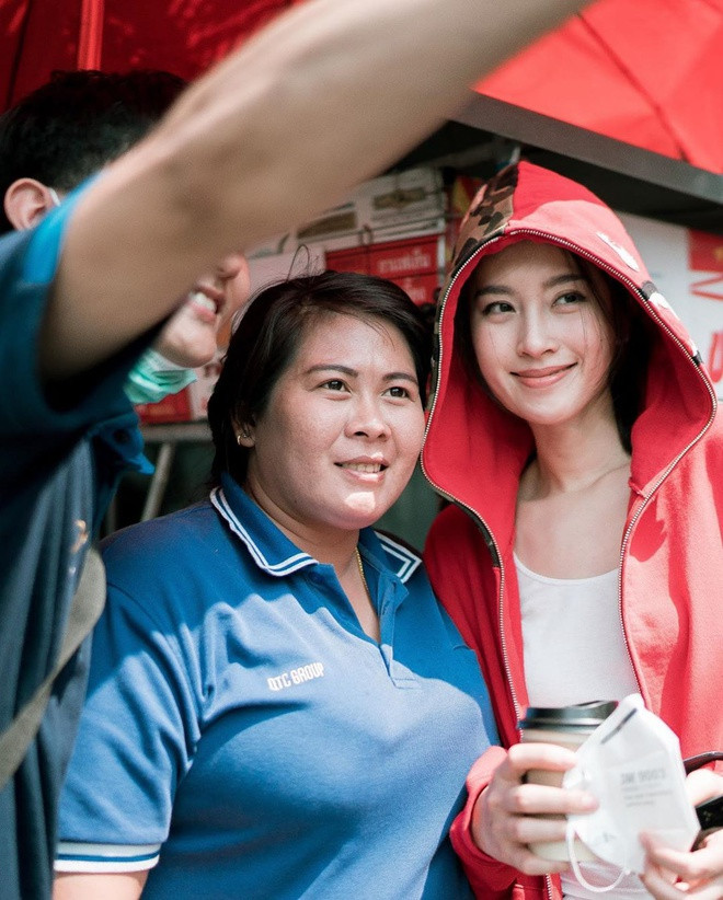 Trong cuộc sống thường ngày, Nong Poy ít trang điểm. Mỹ nhân sinh năm 1986 nhiều lần bày tỏ niềm yêu thích với ẩm thực đường phố Thái Lan. Cô thường để mặt mộc và mặc trang phục giản dị để dạo phố, mua đồ ăn vặt.