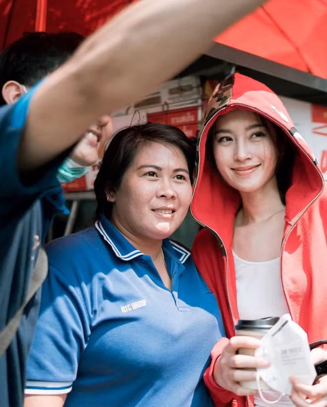 Trong cuộc sống thường ngày, Nong Poy ít trang điểm. Mỹ nhân sinh năm 1986 nhiều lần bày tỏ niềm yêu thích với ẩm thực đường phố Thái Lan. Cô thường để mặt mộc và mặc trang phục giản dị để dạo phố, mua đồ ăn vặt.