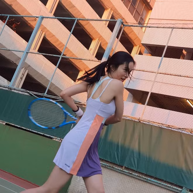 Ngoài đua xe đạp đường trường, cô còn yêu thích tennis. Nong Poy tập luyện thể thao thường xuyên để giữ gìn vóc dáng và duy trì sự tươi trẻ. Loạt ảnh rèn luyện thể thao của cô nhận được nhiều lời khen ngợi từ phía khán giả. Trong ảnh, nhan sắc của Nong Poy vẫn thu hút kể cả khi không trang điểm.