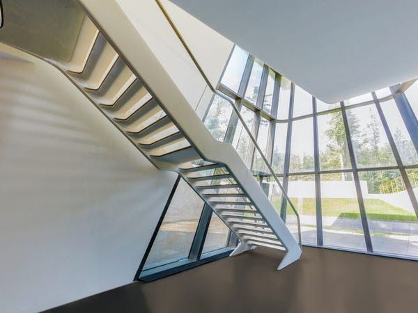 Không gian bên trong biệt thự rộng hơn 3.344 m2. Tầng trệt bao gồm phòng khách, nhà bếp, sảnh ngoài và hồ bơi. Ở tầng trên là phòng ngủ cho khách và một thư viện. Ảnh: OKO Group.