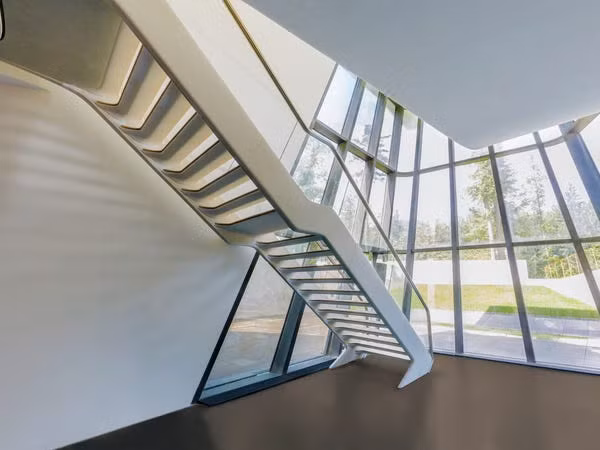 Không gian bên trong biệt thự rộng hơn 3.344 m2. Tầng trệt bao gồm phòng khách, nhà bếp, sảnh ngoài và hồ bơi. Ở tầng trên là phòng ngủ cho khách và một thư viện. Ảnh: OKO Group.