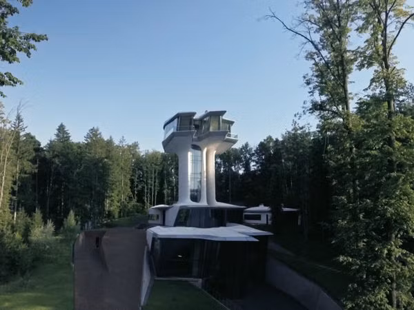 Phần lớn diện tích của ngôi nhà được xây dưới lòng đất. Theo chủ nhân, tầng thấp nhất của biệt thự dành cho các tiện nghi giải trí. Ảnh: OKO Group.