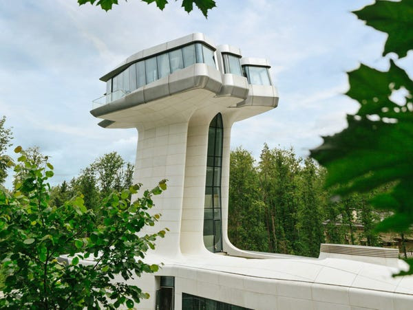 Tỷ phú Doronin muốn xây nhà riêng giữa rừng cây để không bị láng giềng làm phiền. "Tôi muốn mỗi sáng thức dậy không nhìn thấy bất cứ ai và đắm mình giữa những tán cây", tỷ phú kể lại với Financial Times. Ảnh: OKO Group.