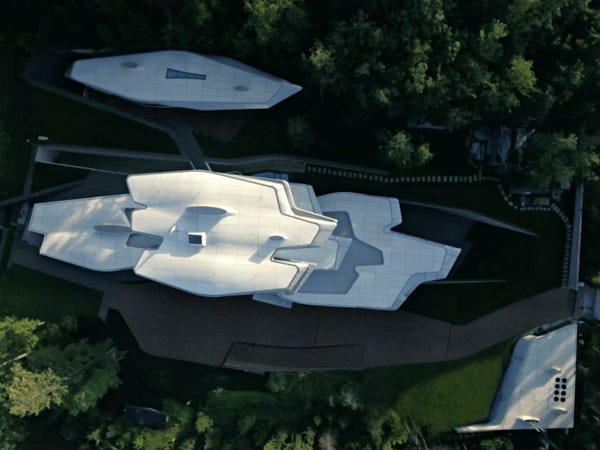 Với thiết kế của kiến trúc sư tài ba Zaha Hadid, nhìn từ xa, ngôi nhà trông giống một tàu vũ trụ cỡ lớn. Ảnh: OKO Group.