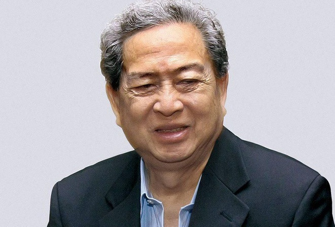 Anh em tỷ phú Indonesia Michael và Budi Hartono thừa kế thương hiệu thuốc lá Djarum từ gia đình. Sau khi nắm quyền điều hành, họ mở rộng kinh doanh sang tài chính ngân hàng thông qua khoản đầu tư vào Ngân hàng Trung Á. Tổng tài sản ròng của nhà Hartono đạt 25,7 tỷ USD. Ảnh: Forbes.