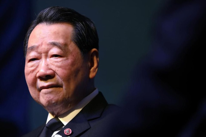 Gia tộc tỷ phú Chearavanont sở hữu Tập đoàn Charoen Pokphand, chuyên lĩnh vực thực phẩm, bán lẻ và viễn thông tại Thái Lan. Ông Dhanin Chearavanont là chủ tịch cấp cao của tập đoàn, sở hữu khối tài sản ròng 4,95 tỷ USD. Hai con trai của ông lần lượt giữ chức chủ tịch và giám đốc điều hành. Ảnh: Bloomberg.