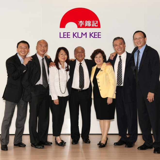 Gia đình Lee Man Tat sáng lập hãng nước chấm Lee Kum Kee. Đây là một trong những tập đoàn thực phẩm lớn nhất Hong Kong. Theo Bloomberg Billionaires Index, ông Lee Man Tat sở hữu riêng 19,1 tỷ USD. Gia đình ông sở hữu tòa nhà Walkie-Talkie nổi tiếng tại London (Anh). Ảnh: SCMP.