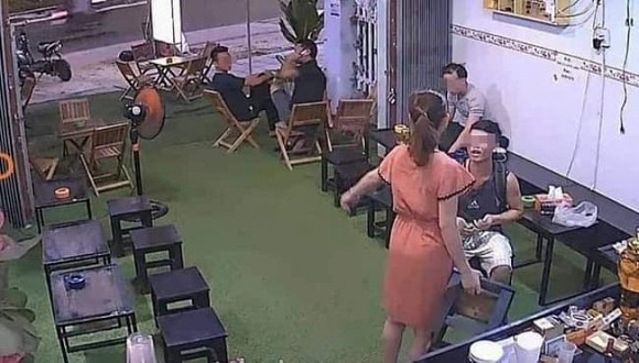 Dang o quan cafe, nam thanh nien than nhien sam so chi chu-Hinh-4