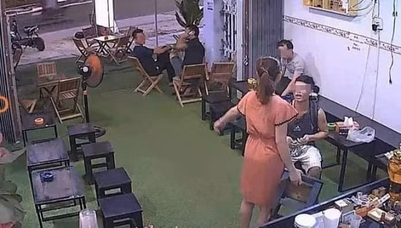 Dang o quan cafe, nam thanh nien than nhien sam so chi chu-Hinh-4