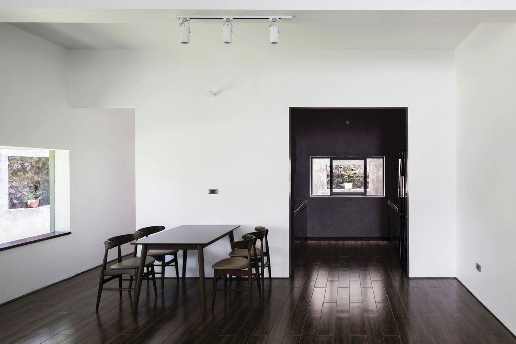 Nội thất được lựa chọn có thiết kế đơn giản, màu trầm khiến không gian trở nên rộng rãi.