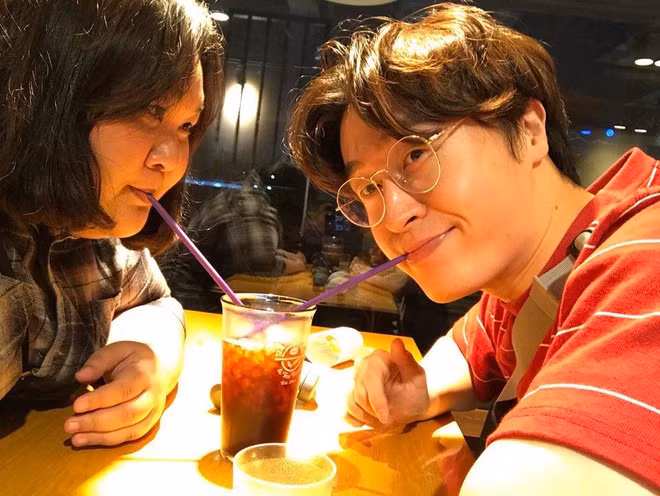 Ban đầu, nhiều dân mạng ác ý bình luận những điều không hay về chuyện tình cảm của Vera và Jun, thậm chí còn cho rằng hai người kết hôn vì gia đình Vera giàu có. Tuy nhiên, bỏ ngoài tai nhiều lời đàm tiếu, nghi ngại, đôi trẻ vẫn bên nhau hạnh phúc.