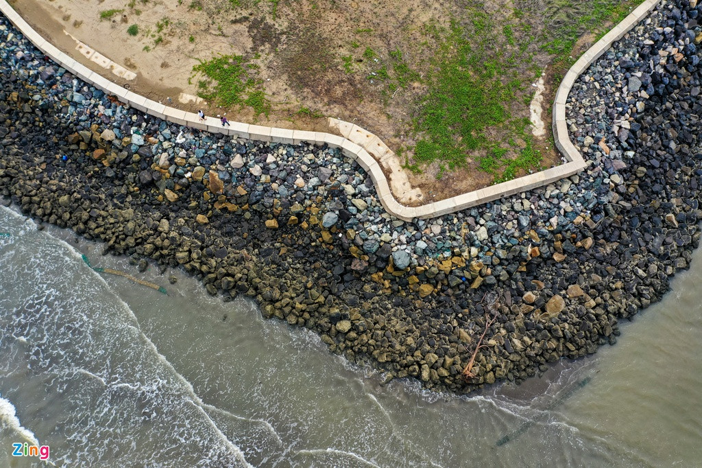 Để thực hiện khu lấn biển, dự kiến cần đến 133 triệu khối cát và 2,5 triệu khối đá hộc các loại để xây dựng hệ thống kè bờ biển dài 21 km.