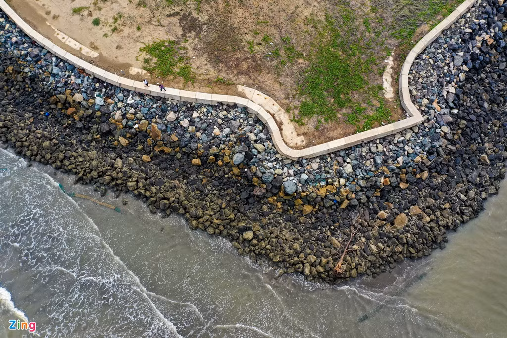 Để thực hiện khu lấn biển, dự kiến cần đến 133 triệu khối cát và 2,5 triệu khối đá hộc các loại để xây dựng hệ thống kè bờ biển dài 21 km.