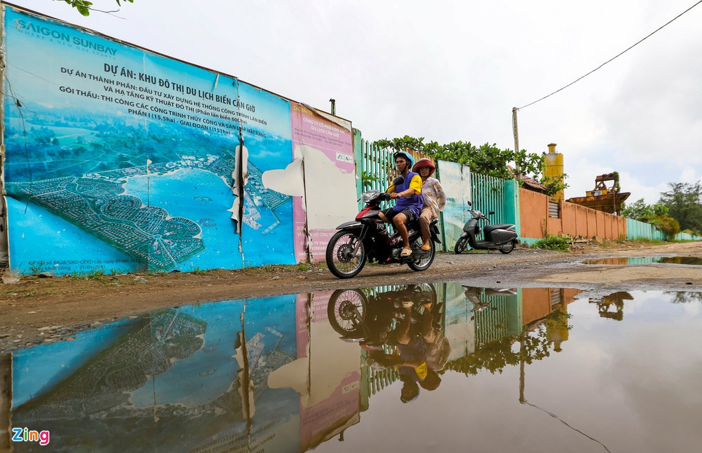 Cổng chào có biển quảng cáo của dự án Saigon Sunbay, chủ đầu tư và phối cảnh. Tuy nhiên theo thời gian bảng thông tin này đã hư hỏng. Cổng sắt ra vào, máy móc cũng đã han gỉ theo thời gian.