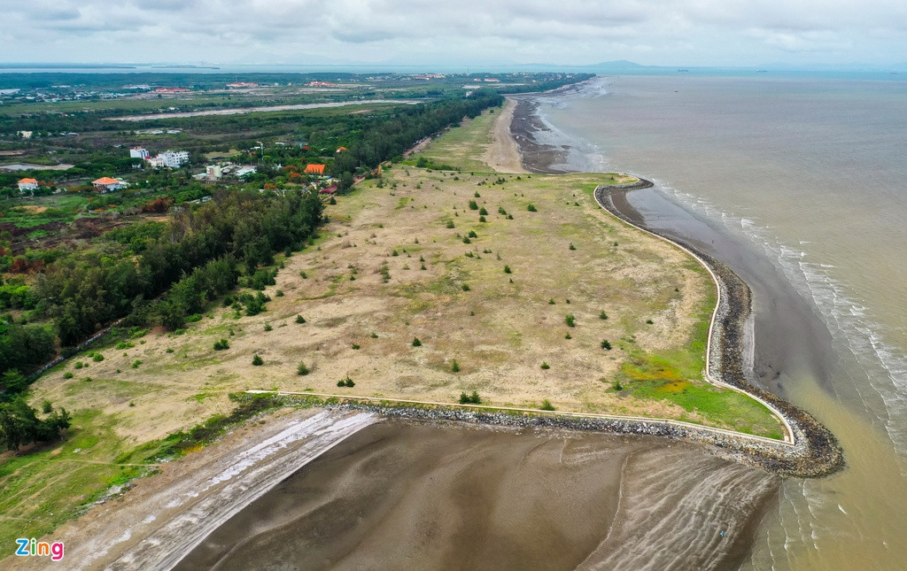 Dự án được khởi công năm 2007, nhưng ngay sau đó rơi vào tính trạng án binh bất động kéo dài do chủ đầu tư không đủ tiềm lực tài chính. Đến tháng 6/2015, TP.HCM đồng ý cho Vingroup góp vốn điều lệ, tăng thêm chủ đầu tư để tiếp tục thực hiện dự án. Sau đó, Công ty cổ phần Đô thị du lịch Cần Giờ đã hoàn tất thủ tục tăng vốn điều lệ lên 32.561 tỷ đồng.