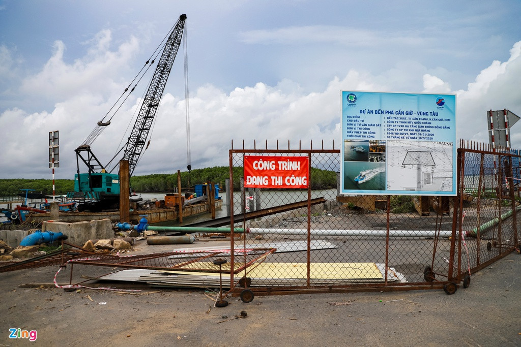 Tại thị trấn Cần Thạnh, dự án bến phà Cần Giờ - Vũng Tàu cũng mới được khởi công vào tháng 5 vừa qua do Công ty TNHH MTV Quốc Khánh làm chủ đầu tư. Dự kiến công trình hoàn thành và hoạt động vào dịp lễ 2/9 tới đây.