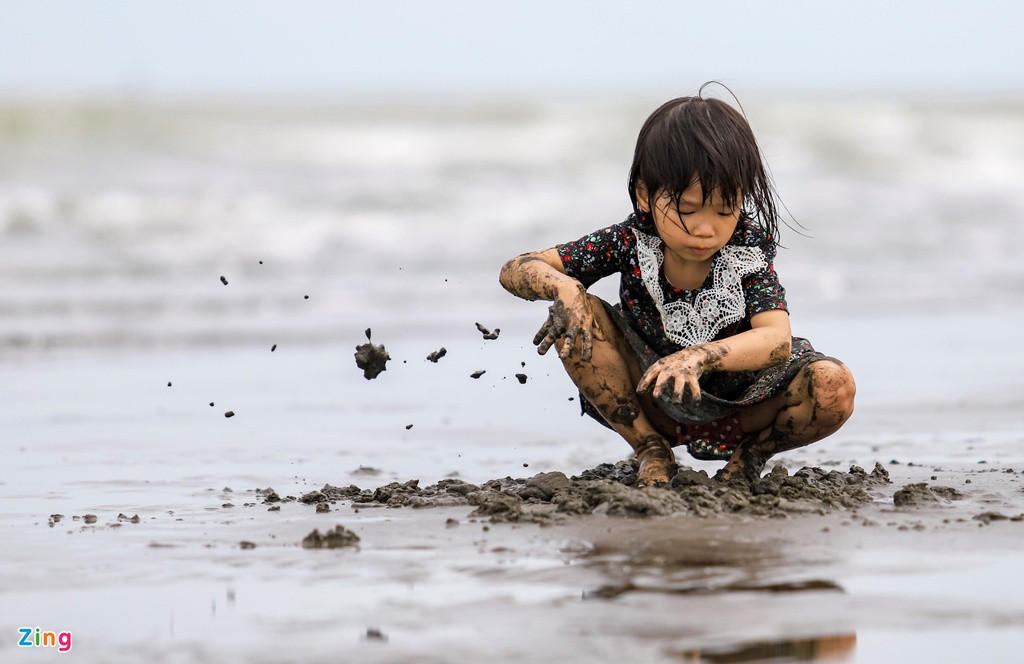 Nằm cách trung tâm TP.HCM chỉ khoảng 1,5 tiếng đồng hồ di chuyển bằng xe và chỉ cách Vũng Tàu khoảng 15 km đường biển, biển Cần Giờ được người dân lựa chọn do phù hợp với những chuyến đi dã ngoại trong ngày.