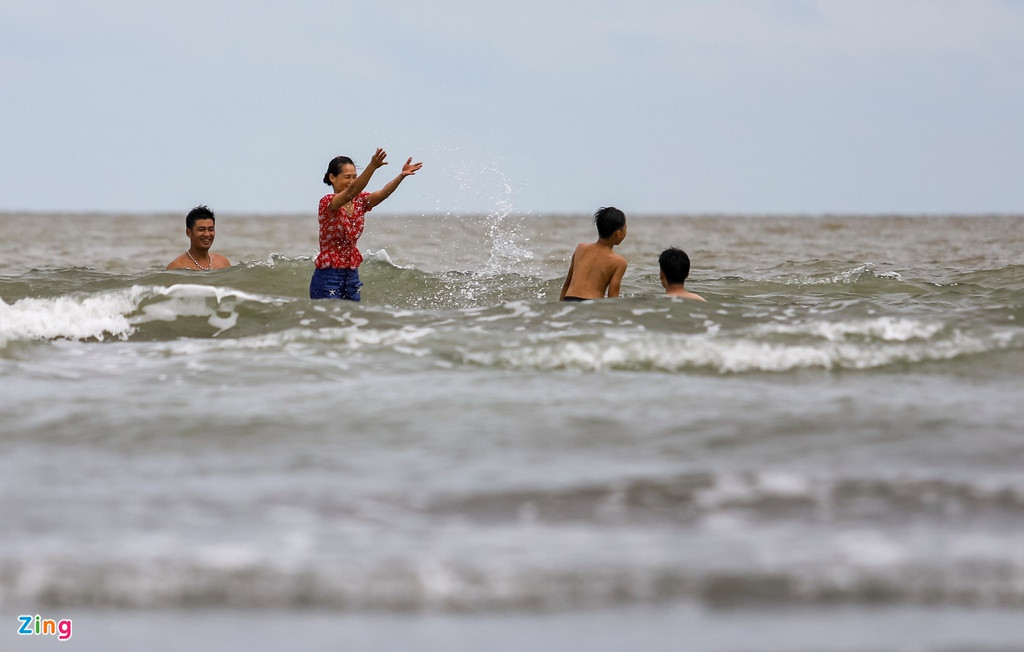 Mặc dù nước biển đục và cảnh quan kém hấp dẫn, bãi biển 30/4 tại Cần Giờ vẫn là điểm đến quen thuộc của người dân TP.HCM trong những ngày cuối tuần hoặc dịp lễ.