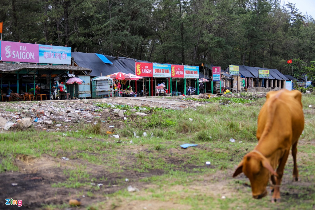 Trước bãi biển 30/4 vẫn còn một số cơ sở kinh doanh được dựng lên tạm bợ của người dân để phục vụ du khách đến vui chơi, tắm biển trong những ngày nghỉ hoặc dịp lễ. Tuy nhiên, khu vực này có nhiều rác thải của khách du lịch bỏ lại, ngoài ra nhiều hộ dân lân cận còn cho thả gia súc gây mất vệ sinh và ảnh hưởng đến cảnh quan chung.