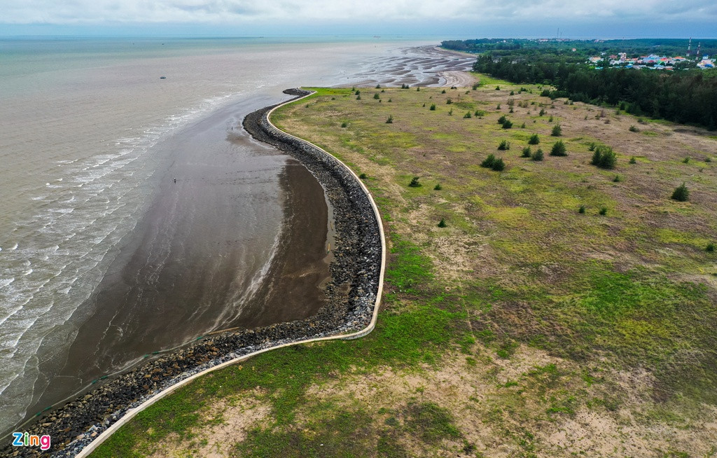 Về công tác giải phóng mặt bằng, đến nay chủ đầu tư đã hoàn thành giai đoạn 1 với diện tích 908 ha, giai đoạn 2 đang được thực hiện với tổng diện tích được hỗ trợ dự kiến trên 1.577 ha. Hiện tại, CTC đã san lấp được 15,5 ha.