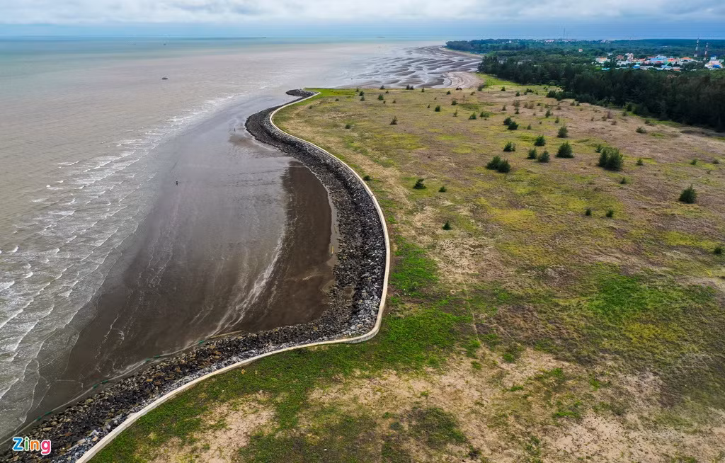 Về công tác giải phóng mặt bằng, đến nay chủ đầu tư đã hoàn thành giai đoạn 1 với diện tích 908 ha, giai đoạn 2 đang được thực hiện với tổng diện tích được hỗ trợ dự kiến trên 1.577 ha. Hiện tại, CTC đã san lấp được 15,5 ha.