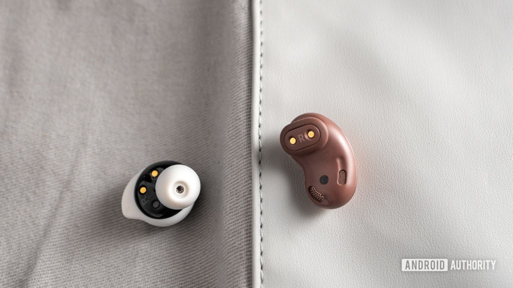 So sanh Samsung Galaxy Buds Live va Buds Plus: Chon cu hay moi-Hinh-8