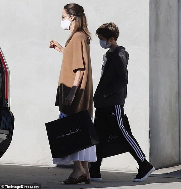 Angelina Jolie duoc vi nhu “bo xuong di dong”-Hinh-2