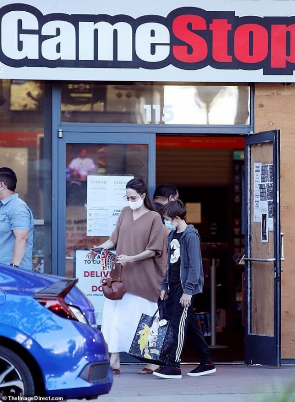 Angelina Jolie duoc vi nhu “bo xuong di dong”