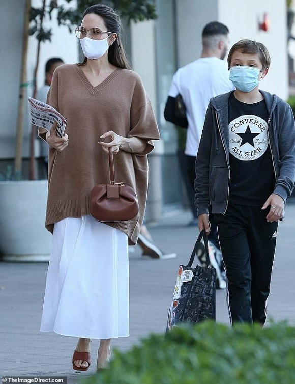 Angelina Jolie duoc vi nhu “bo xuong di dong”-Hinh-4