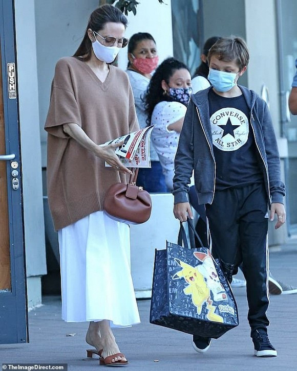 Angelina Jolie duoc vi nhu “bo xuong di dong”-Hinh-5