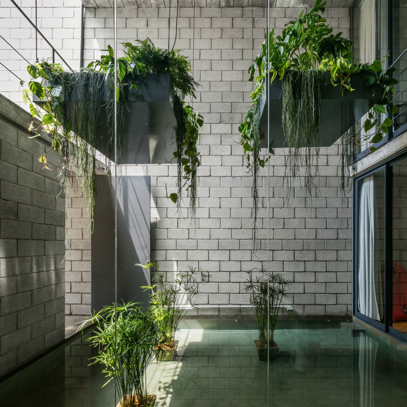 Cây xanh bố trí theo tầng, để từ góc nào chủ nhà cũng có thể nhìn cây cối.