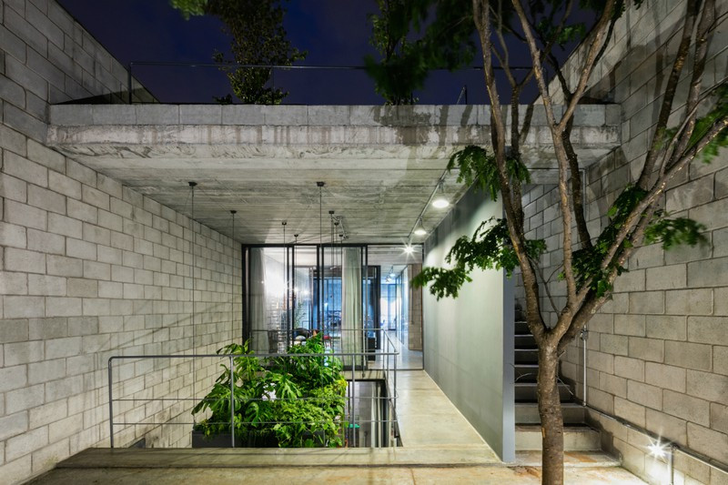 Màu xanh của lá, của hoa, góp phần làm giảm sự thô cứng của những bức tường bê tông.