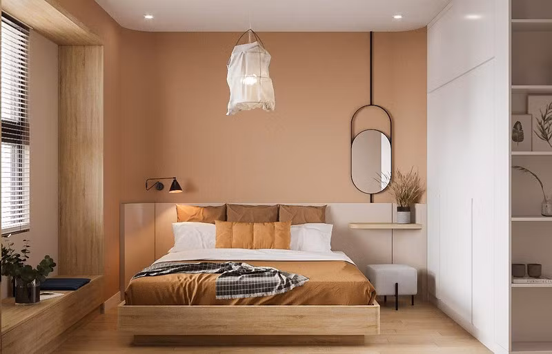 Đồ đạc trong phòng ngủ được bố trí vừa đủ, đơn giản nhưng đồng bộ từ giường ngủ cho đến tủ kệ bằng gỗ.