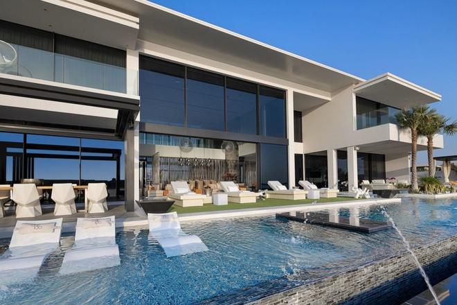 Bể bơi ngoài trời.