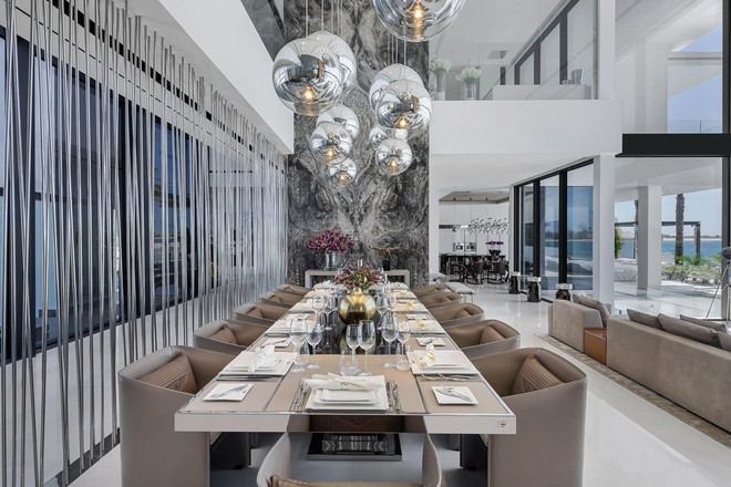 Căn nhà có diện tích gần 1.300 m2 với đồ nội thất được đặt làm riêng từ các thương hiệu cao cấp như Fendi, Bentley và Minotti.