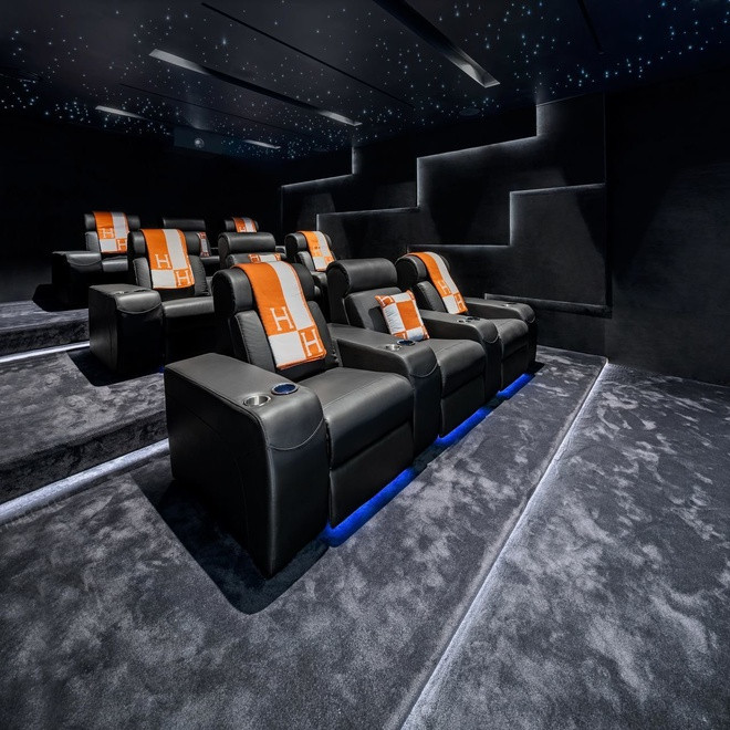 Rạp chiếu phim trong nhà. Đây là một trong ba rạp chiếu phim của dinh thự.