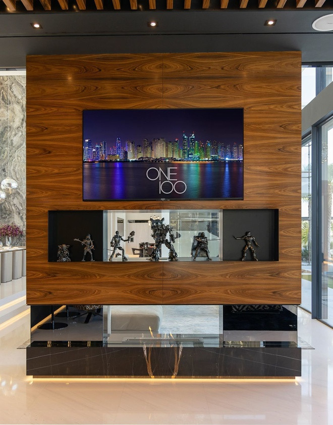 Căn nhà cũng có một bộ sưu tập nghệ thuật khổng lồ với nhiều món đồ độc đáo.