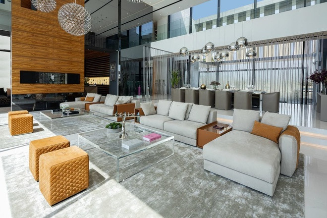 Căn nhà thuộc sở hữu của Michael Alibhai, giám đốc một công ty thiết kế và sản xuất quần áo cho những thương hiệu thời trang châu Âu như Zara. Doanh nhân 43 tuổi người Thụy Điển đã sống tại UAE gần 20 năm nay. Ông mua dinh thự trước biển này vào năm 2011 và dành gần 6 năm để thiết kế, xin cấp phép và xây dựng. Alibhai cho biết thiết kế căn nhà được lấy cảm hứng từ những dinh thự xa hoa tại Beverly Hills và Bel-Air ở Mỹ.