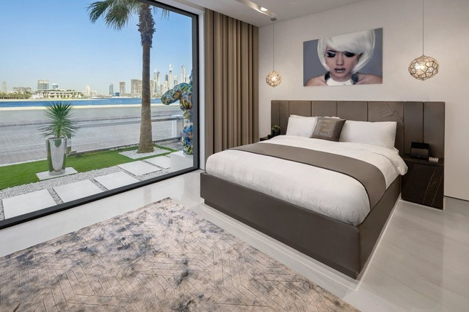 Một phòng ngủ khác với tường bằng kính nhìn ra biển.