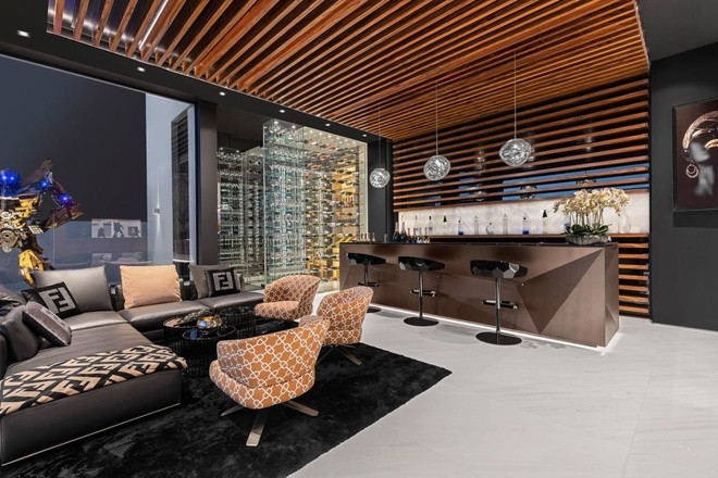 Quần bar bên trong dinh thự.