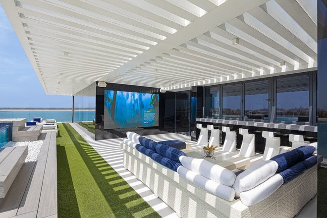 Rạp chiếu phim ngoài trời với màn hình lớn.