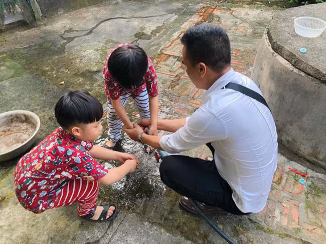 Ong xa khoe anh lo moi quan he giua MC Hoang Linh voi con rieng-Hinh-3