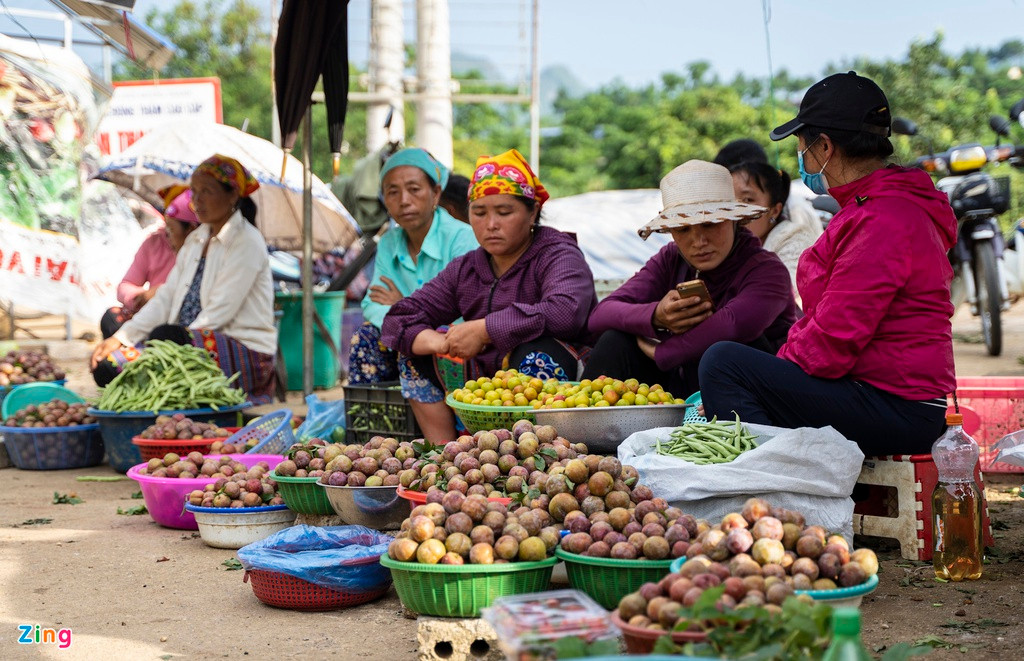 Một số hộ gia đình đem mận đến bán tại các địa điểm du lịch hoặc mặt đường với giá cao hơn một chút, tuy nhiên số lượng tiêu thụ không lớn.