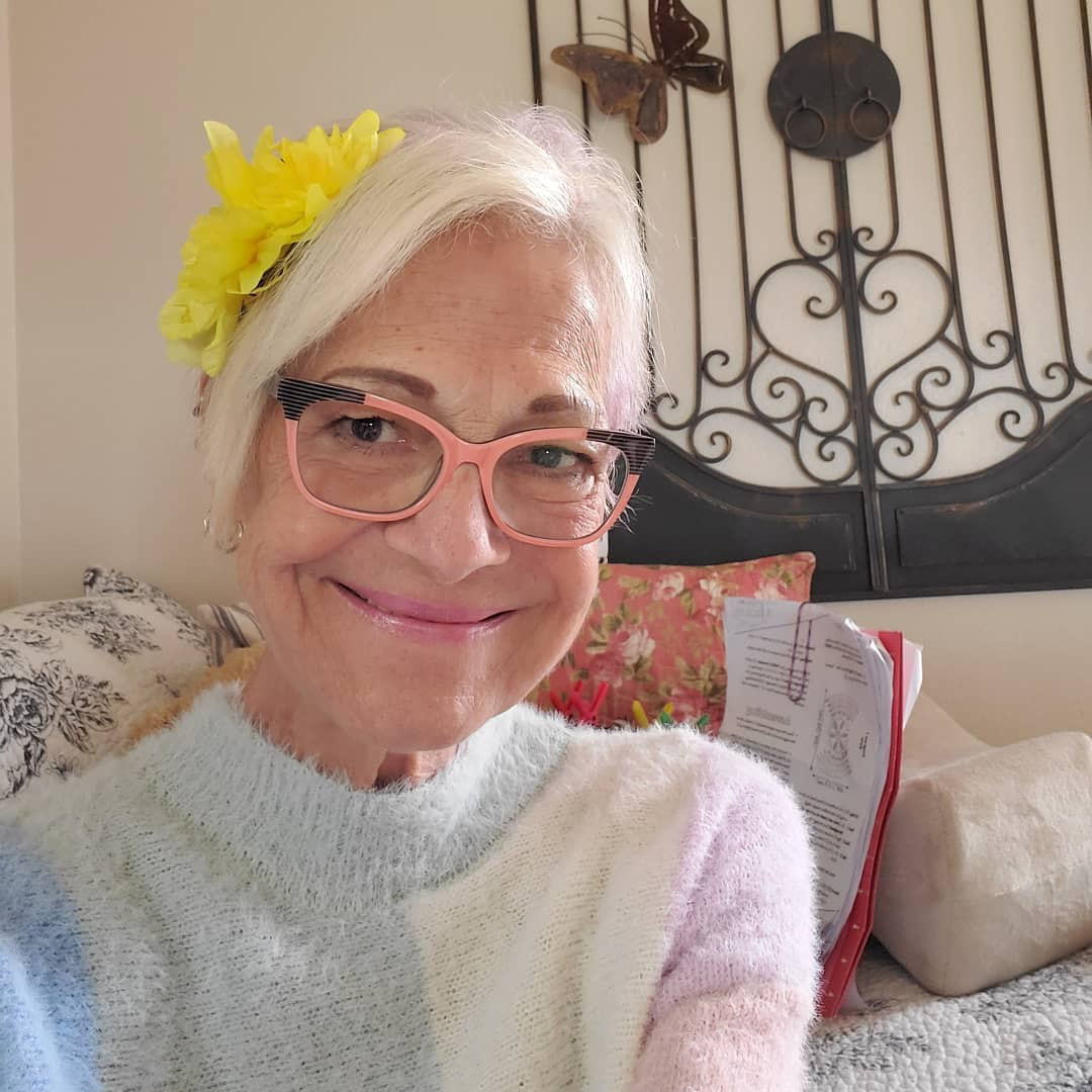 Trước khi qua đời ở tuổi 71 vào hôm 28/3, Linda Roper (Grandma YoYo, người Mỹ) là ngôi sao mạng xã hội với các clip truyền tải sự lạc quan trong hành trình đối mặt với bệnh ung thư giai đoạn cuối. Hơn 1 triệu người dùng TikTok yêu thích Grandma YoYo nhờ tính cách vui vẻ, đầy năng lượng. Nội dung các đoạn video của bà xoay quanh việc tấu hài, nhảy trong trang phục kỳ quặc, bày tỏ lòng biết ơn hay chia sẻ bí kíp đan len. Bà được chẩn đoán mắc bệnh hiểm nghèo vào tháng 10/2018 và quyết định tận dụng quãng thời gian cuối đời để sống có ý nghĩa. Ảnh: @yourgrandmayoyo.