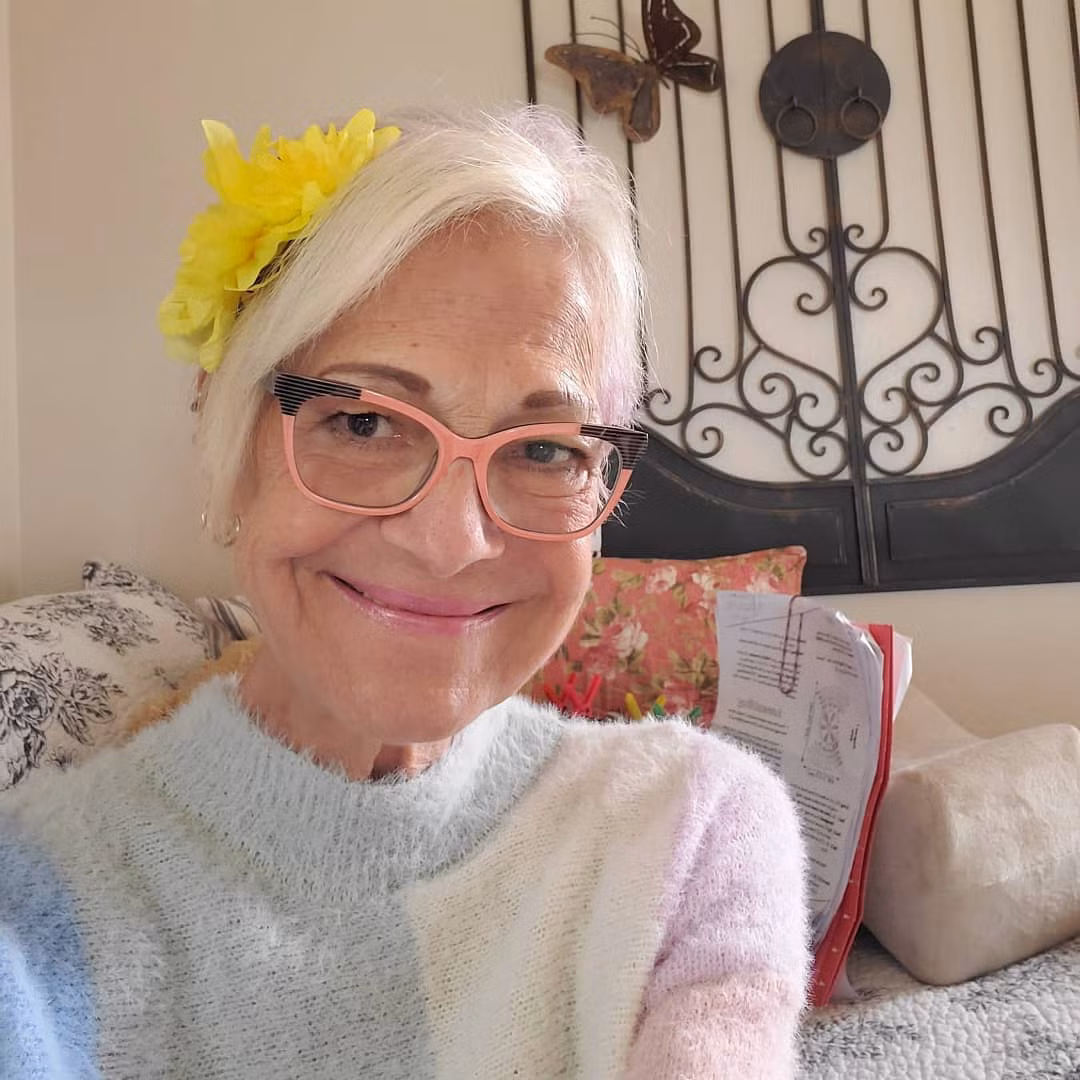 Trước khi qua đời ở tuổi 71 vào hôm 28/3, Linda Roper (Grandma YoYo, người Mỹ) là ngôi sao mạng xã hội với các clip truyền tải sự lạc quan trong hành trình đối mặt với bệnh ung thư giai đoạn cuối. Hơn 1 triệu người dùng TikTok yêu thích Grandma YoYo nhờ tính cách vui vẻ, đầy năng lượng. Nội dung các đoạn video của bà xoay quanh việc tấu hài, nhảy trong trang phục kỳ quặc, bày tỏ lòng biết ơn hay chia sẻ bí kíp đan len. Bà được chẩn đoán mắc bệnh hiểm nghèo vào tháng 10/2018 và quyết định tận dụng quãng thời gian cuối đời để sống có ý nghĩa. Ảnh: @yourgrandmayoyo.